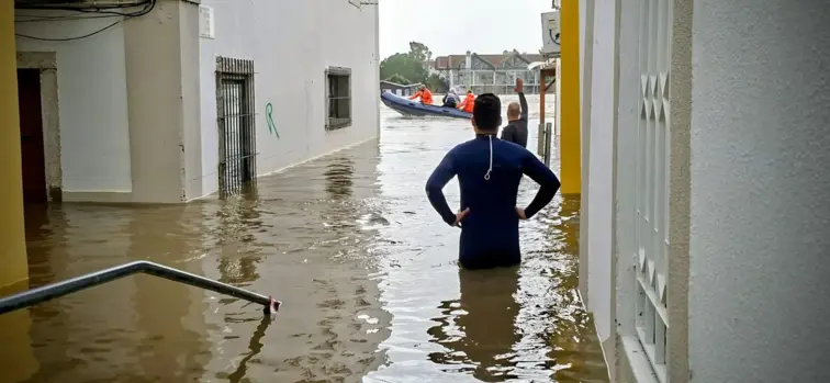 Mau tempo obriga ao realojamento de quase 900 pessoas